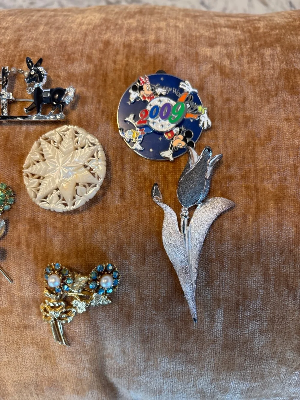 10 Assorted Vintage Costume Jewelry Brooches Pins